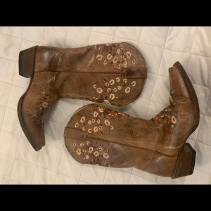 Shyanne boots size 7 1/2 perfect condition